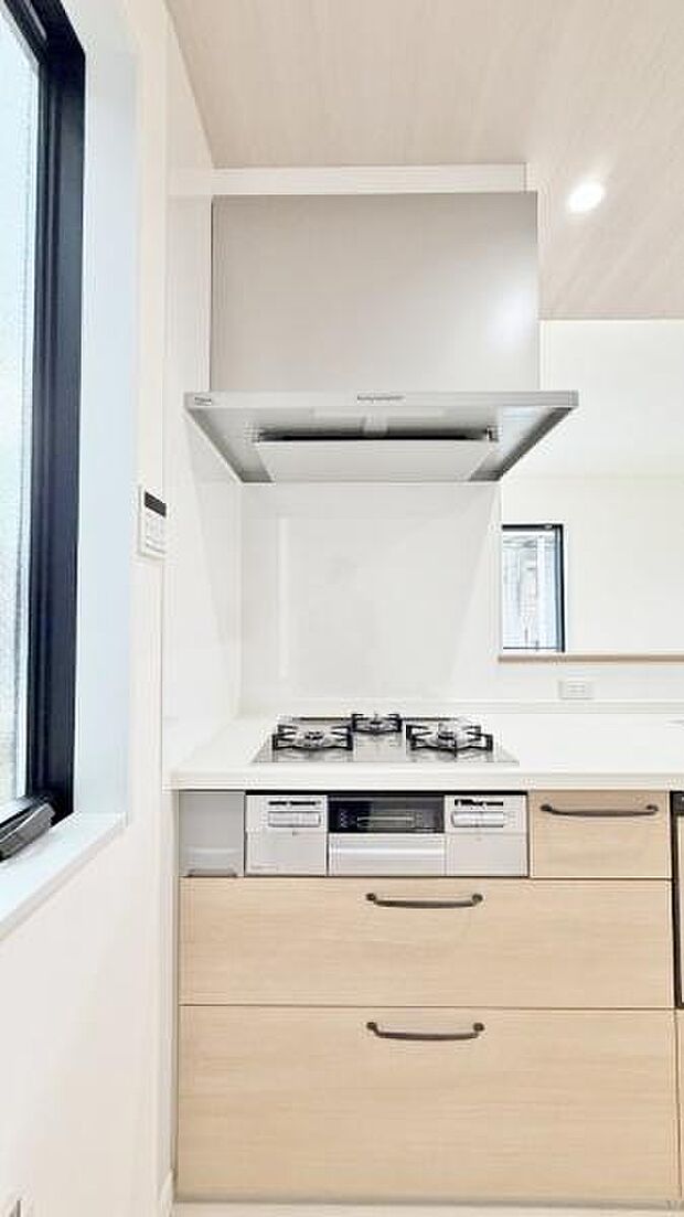 《ダイニングキッチン》 ■会話を楽しみながら食事を味わう。一緒にいる時間が楽しい空間。カフェにいるような気分で毎日を過ごしたい。家族でいる時間を柔らかに包み込むインテリア。