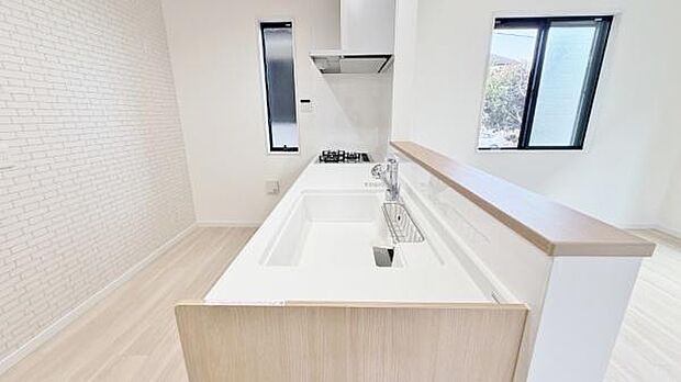 《システムキッチン》 家族が集う楽しく親子の会話も弾む対面キッチン。明るく清潔で使い勝手のいいキッチンには、いつも家族の笑顔があふれています。