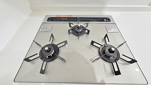 《三口ガスコンロ》 ■毎日料理をする方、家族の分まで作られる方には必須の三口ガスコンロ。同時進行が可能で効率よく、楽しく料理ができます。