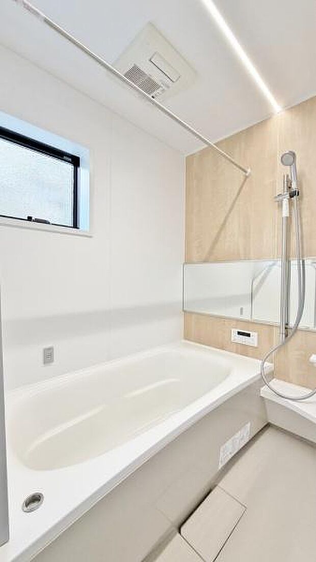 《浴室》 バスルームは一日の疲れを癒す居心地の良い空間です。