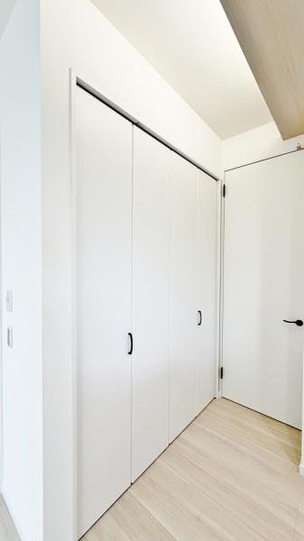 《パントリー》 ■キッチン横のパントリー。常温保存の食品・キッチン用品などが収納できて便利です。