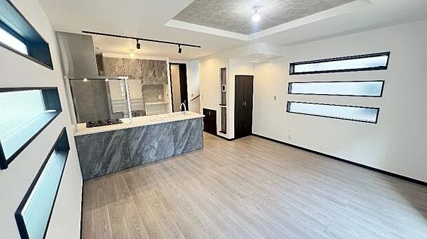 《リビングダイニング》　■家族が自然と集まって、思い思いにくつろぎ、遊び、語らう、やすらぎの空間。