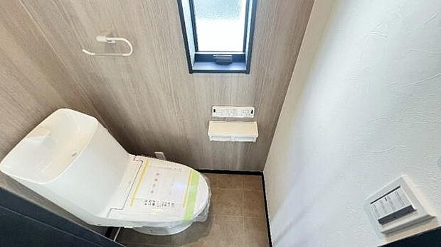 《トイレ》　■窓のあるトイレは明るい空間で清潔感があります。