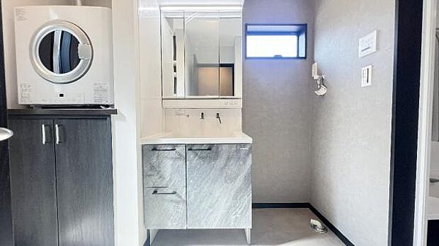 洗面所には乾太くん（ガス式乾燥機・棚付き）を標準で設置。共働きのご家族に、大家族には家事の時短となります。