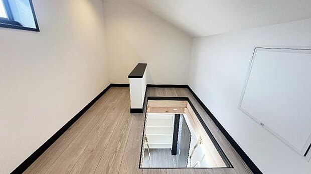 《小屋裏収納》　■収納力のあるゆとりの収納が自慢の我が家。季節物やお子様との思い出をしっかり収納できる為、重宝します。