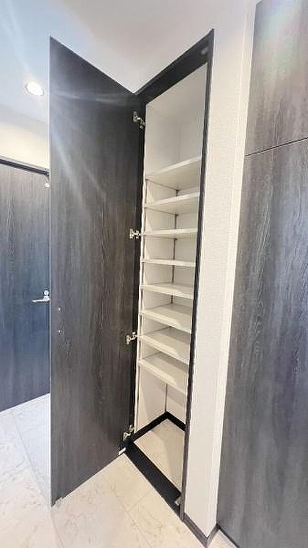 《その他内観》■明るい内廊下。壁を白系でまとめ、材質の違いが奥行きを引き立てます。