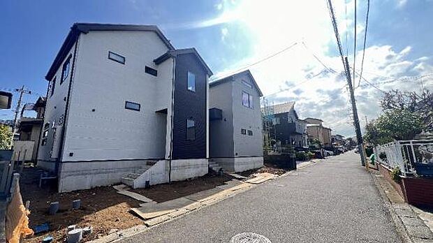 《前面道路》　■前面道路が広く、開放的です。日当たりも良好です。