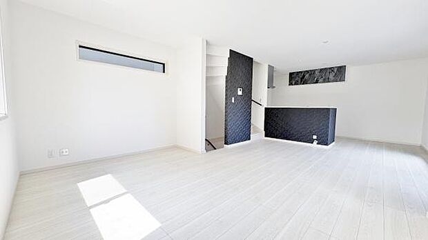 《リビングダイニング》　■豊かな光が照らすこの場所は、たわいもない会話を楽しみ、ゆったりとした時間を過ごす場所。家族の日常が刻まれる大切な空間です。自然光に溢れるこの空間はリフレッシュにピッタリです。