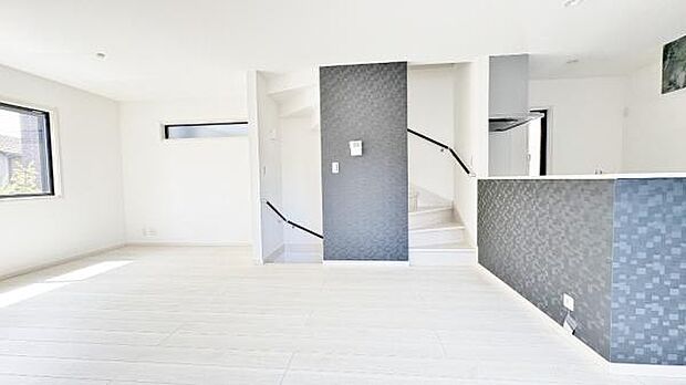 《リビングダイニング》　■ゆとりを感じさせる上質で明るい空間が、住まう人や訪れる人を心地よく迎え入れてくれます。