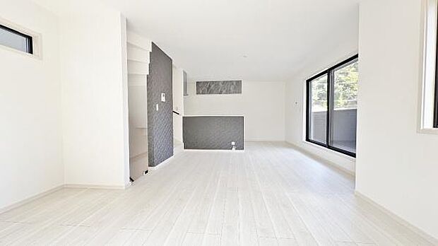 《リビングダイニング》　■家族が自然と集まって、思い思いにくつろぎ、遊び、語らう、やすらぎの空間。