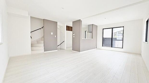 《リビングダイニング》 ■豊かな光が照らすこの場所は、たわいもない会話を楽しみ、ゆったりとした時間を過ごす場所。家族の日常が刻まれる大切な空間です。自然光に溢れるこの空間はリフレッシュにピッタリです。