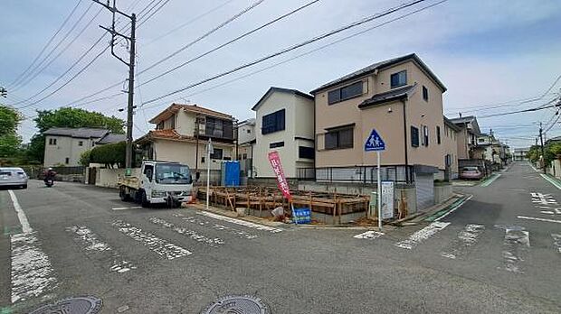 《外観》　■一戸建ての多いエリア、静かで落ち着いた雰囲気。シンプルで美しいフォルム空気までクリーンになるような佇まい。心地よいライフスタイルが実現できるそんな予感。