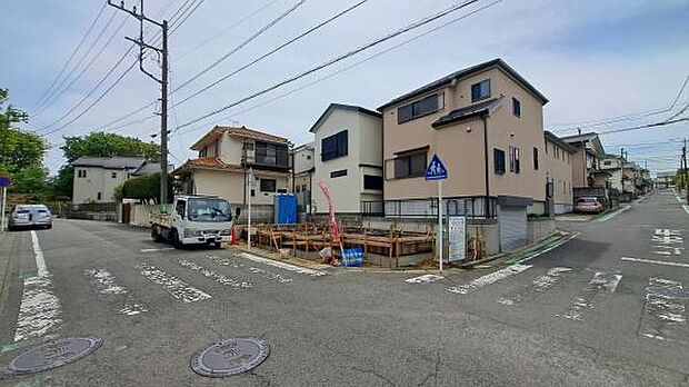 《前面道路》　■「空」×「光」×「風」。開放感を具現化したような現地は、まさに「永住の地」としての選択肢です。