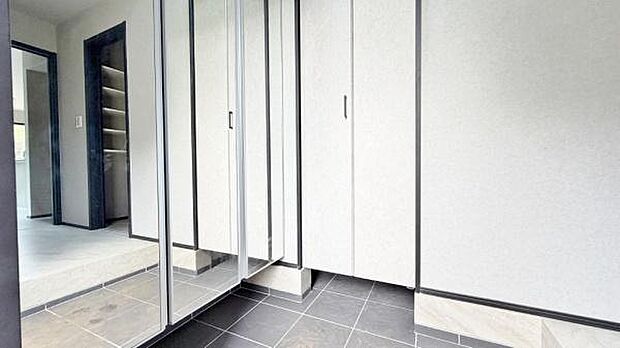 《玄関》 玄関を開けると、エントランスホールがお出迎え!!天井までつながるシューズボックスは収納力が良好なため、玄関の整理整頓も容易にできます♪