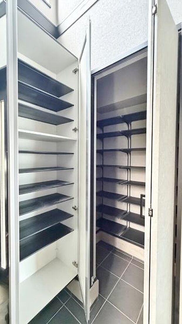 《玄関》■シューズインクローゼットのある広々とした玄関。家族全員の靴をスッキリ収納出来ます。