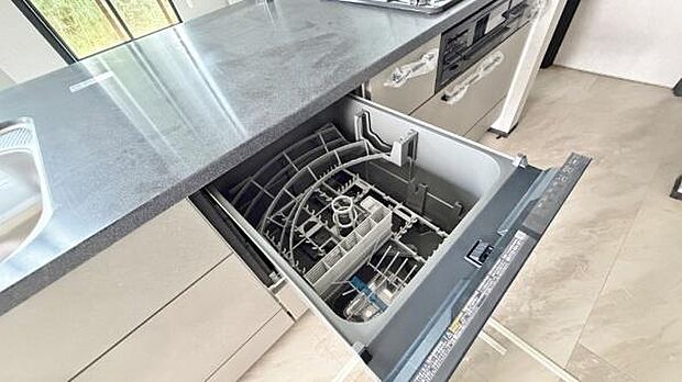 《食器洗い乾燥機》■食事後もゆっくり過ごせる食器洗い乾燥機を設置。手洗いよりもキレイに洗え、節水にもなります。