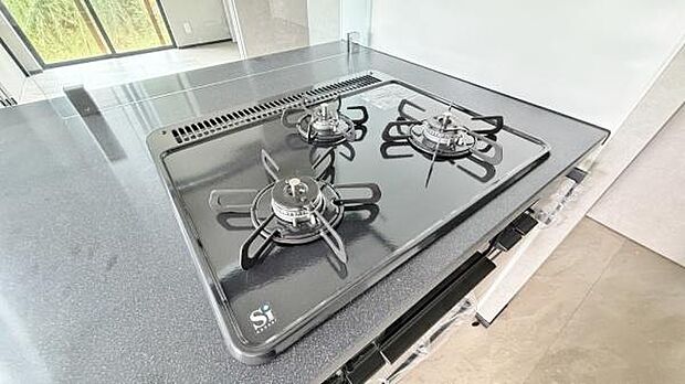 《三口ガスコンロ》 ■3つの炎が奏でる、心地よい暮らし。ビルトインガスコンロとグリルで、本格的な料理も思いのまま。明るく広々としたキッチンで、新しい日常を。