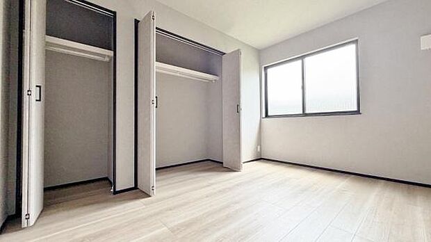 主寝室としても利用できる約7帖の洋室は、自然光が採りこみやすい東南角部屋で明るい空間になります。約1.5帖のウォークインクローゼットはドレッシングルームや大規模な収納スペースとしてご利用できます。