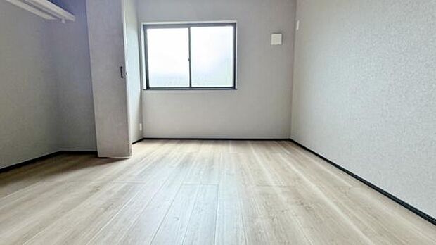 大きな窓が光をたっぷりと取り込みます。