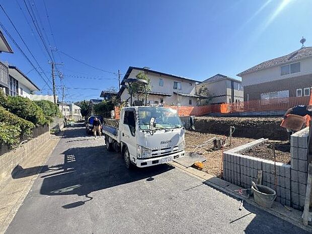 落ち着きのある閑静な住宅地に佇む邸宅。建売物件とは思えないサイズ感と注文建築のような個性的な間取りは、ご見学される皆さまに喜んでいただけると思います。