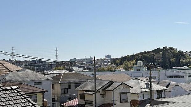 《ルーフバルコニー》　大きなバルコニーからは遠方まで景色を見渡せて、空の青さに包まれるような心地よさを味わえます。