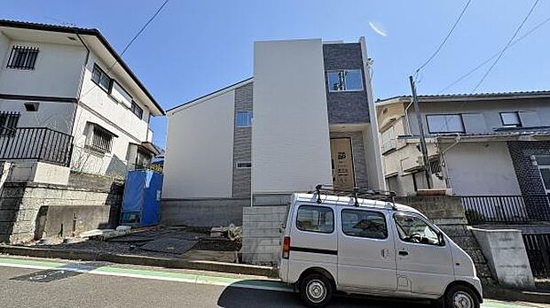 《外観》　豊かな光が照らすこの場所は、たわいもない会話を楽しみ、ゆったりとした時間を過ごす場所。家族の日常が刻まれる大切な空間です。