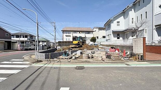 落ち着いた閑静な住宅街に佇む邸宅。周囲の建物との距離が広くとれておりますので、ゆったりとお住まいになっていただくことができます