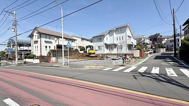 落ち着きのある閑静な住宅地に佇む邸宅。建売物件とは思えないサイズ感と注文建築のような個性的な間取りは、ご見学される皆さまに喜んでいただけると思います。