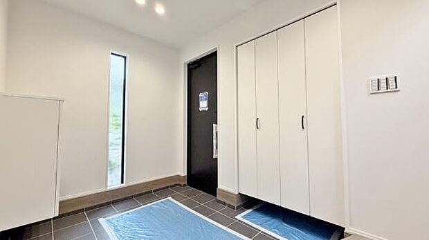 《玄関》■シューンクローゼットのある広々とした玄関。家族全員の靴をスッキリ収納出来ます。