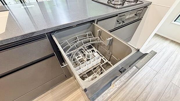 《食器洗い乾燥機》■食事後もゆっくり過ごせる食器洗い乾燥機を設置。手洗いよりもキレイに洗え、節水にもなります。