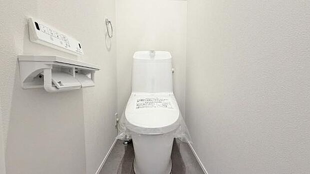 《トイレ》 ■快適な使用感が人気の温水洗浄脱臭暖房機能を搭載。しかも汚れがつきにくく落ちやすい、洗浄力に優れた洗浄機能付トイレ。