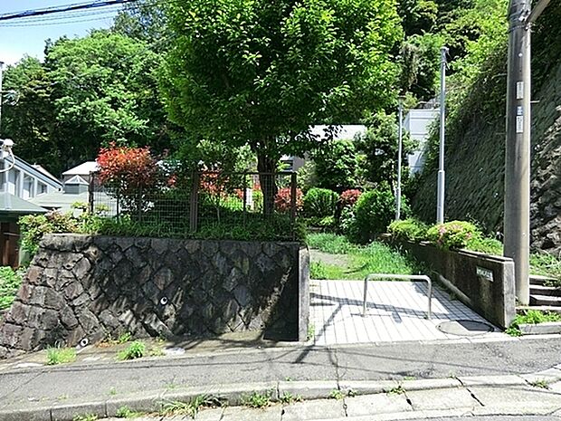 大町めじろ公園まで516m、大町めじろ公園は鎌倉市にある住宅街のコンパクトな公園です。水飲み・手洗い場があります。遊び場には砂場、があります