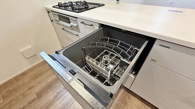 《食器洗い乾燥機》■食事後もゆっくり過ごせる食器洗い乾燥機を設置。手洗いよりもキレイに洗え、節水にもなります。