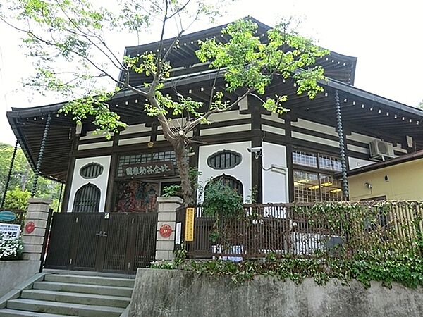 比企谷幼稚園まで720m、保育時間　9：00から14：00　ひとりひとりの興味や関心を大切にし、意欲や思いやりのある子どもを育てます。