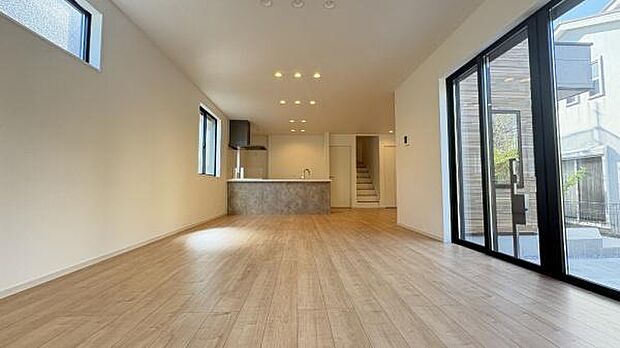 《リビングダイニング》　■ゆとりを感じさせる上質で明るい空間が、住まう人や訪れる人を心地よく迎え入れてくれます。