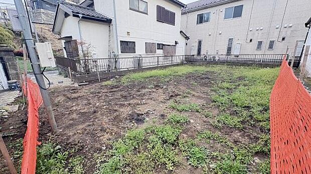 《外観》車通りも少ないため、落ち着いた雰囲気です。お子様がいらっしゃる方もご安心かと思います。