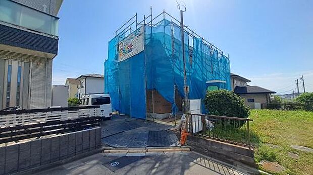 《前面道路》　■「空」×「光」×「風」。開放感を具現化したような現地は、まさに「永住の地」としての選択肢です。