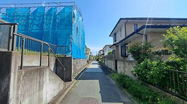 《外観》　一戸建ての多いエリア、静かで落ち着いた雰囲気。シンプルで美しいフォルム空気までクリーンになるような佇まい。心地よいライフスタイルが実現できるそんな予感。