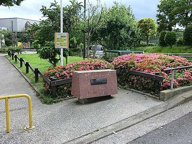 狩場町東公園まで682m、たくさんのお花が植えられてる複合型遊具がある公園