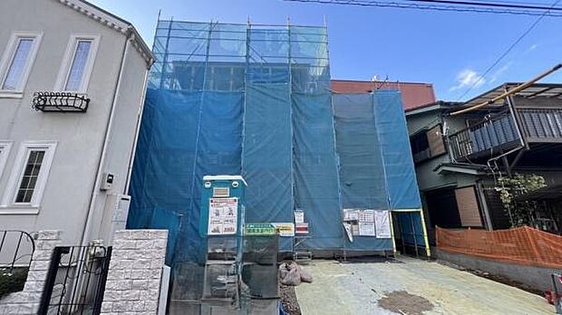 《前面道路》　■「空」×「光」×「風」。開放感を具現化したような現地は、まさに「永住の地」としての選択肢です。