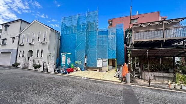 《外観》　青空の下、洗練されたデザインが輝く住まい。新しい暮らしを始めるのにふさわしい、光と風が心地よい空間です。