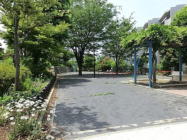 餅井坂公園まで834m、木陰が涼しく、ブランコや鉄棒などの遊具もあり、お子様の遊び場やちょっとした息抜きにぴったりな憩いの公園。