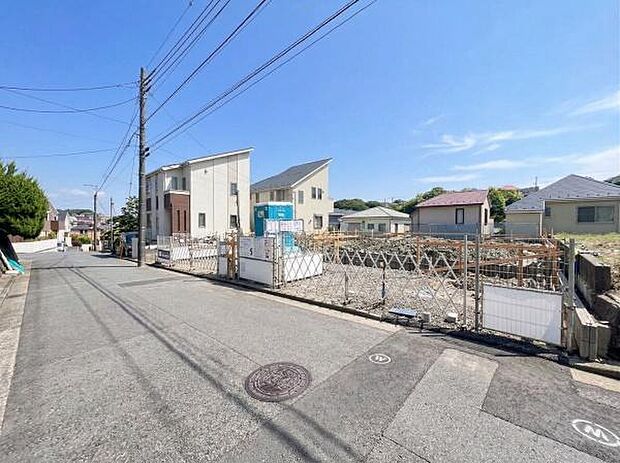 《外観》　■一戸建ての多いエリア、静かで落ち着いた雰囲気。シンプルで美しいフォルム空気までクリーンになるような佇まい。心地よいライフスタイルが実現できるそんな予感。