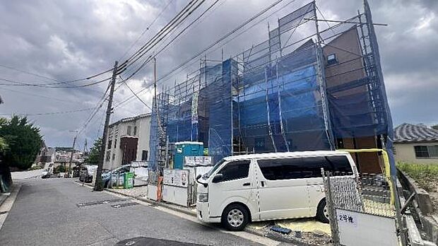 《前面道路》　■道路と敷地はフラットな地形です。