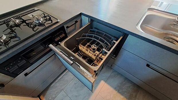 《食器洗い乾燥機》■食事後もゆっくり過ごせる食器洗い乾燥機を設置。手洗いよりもキレイに洗え、家事効率アップで家族時間が増やせます。