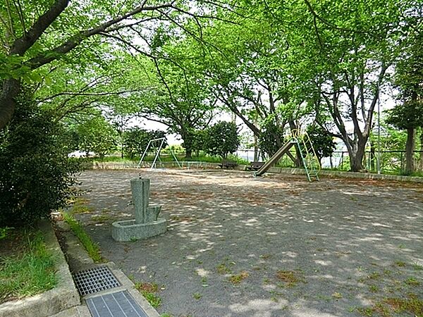 富士塚公園まで998m、ブランコ、滑り台があります。
