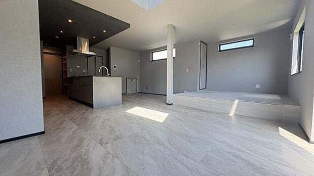 《リビングダイニング》　■ゆとりを感じさせる上質で明るい空間が、住まう人や訪れる人を心地よく迎え入れてくれます。