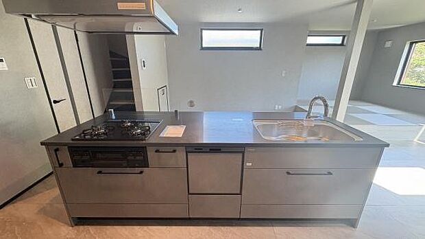 《キッチン》　■お手入れしやすくきれいなキッチン。お料理の始めから後片付けまで楽しい時間になりそうです。