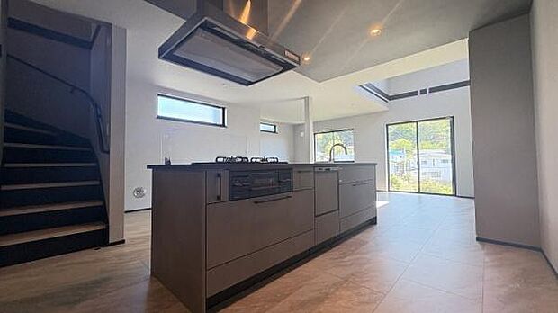 《システムキッチン》　家族が集う楽しく親子の会話も弾む対面キッチン。明るく清潔で使い勝手のいいキッチンには、いつも家族の笑顔があふれています。