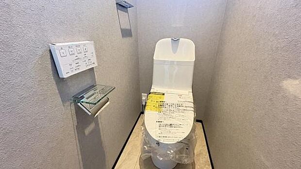 《トイレ》　■窓のあるトイレは明るい空間で清潔感があります。
